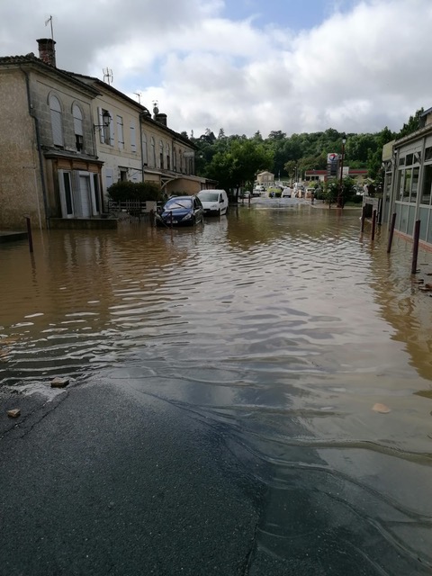 Une rue inondée à Latresne